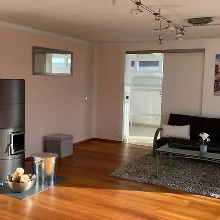 Luxus-ferienhaus: Geräumige Mit Balkon Und Garten Nahe Regensburg Apartment *