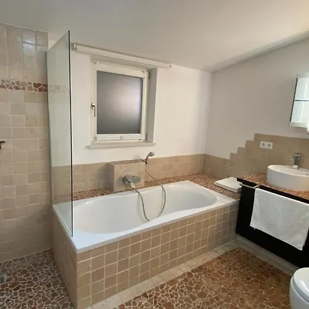 Luxus-ferienhaus: Geräumige Mit Balkon Und Garten Nahe Regensburg Apartment